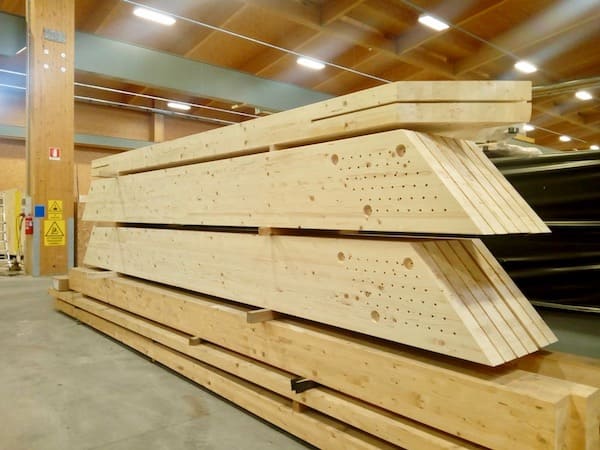 Bioarchitettura unes, portali in legno stoccati presso Novellocase prima del montaggio