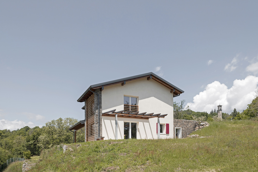 casa di paglia di riso a Varese, Montegrino, vista dal giardino
