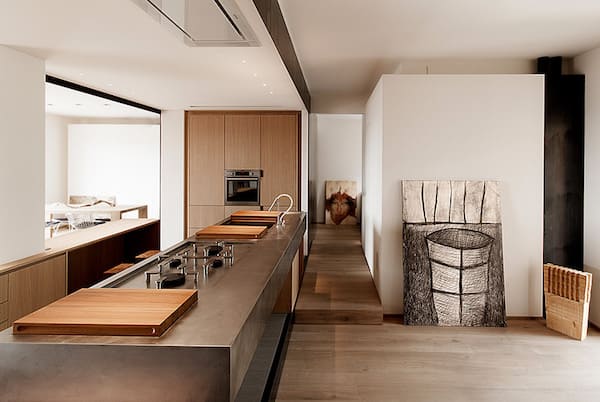 Ristrutturazione appartamento varese, ingresso e cucina con pavimento in legno