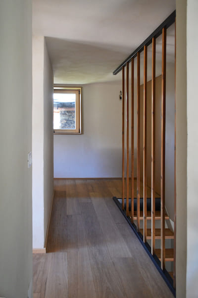 casa di paglia Risorsa by Novellocase, corridoio con pavimento in legno