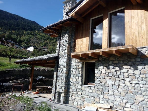 Casa in legno valle d aosta, rivestimento in pietra e legno