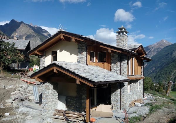 casa in legno valle d aosta, rivestimento in tipico stile montano valdostano
