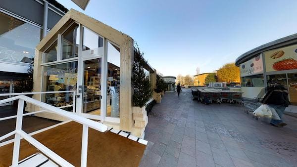 Installazione legno natalizia iper milano portello, vista dall'esterno