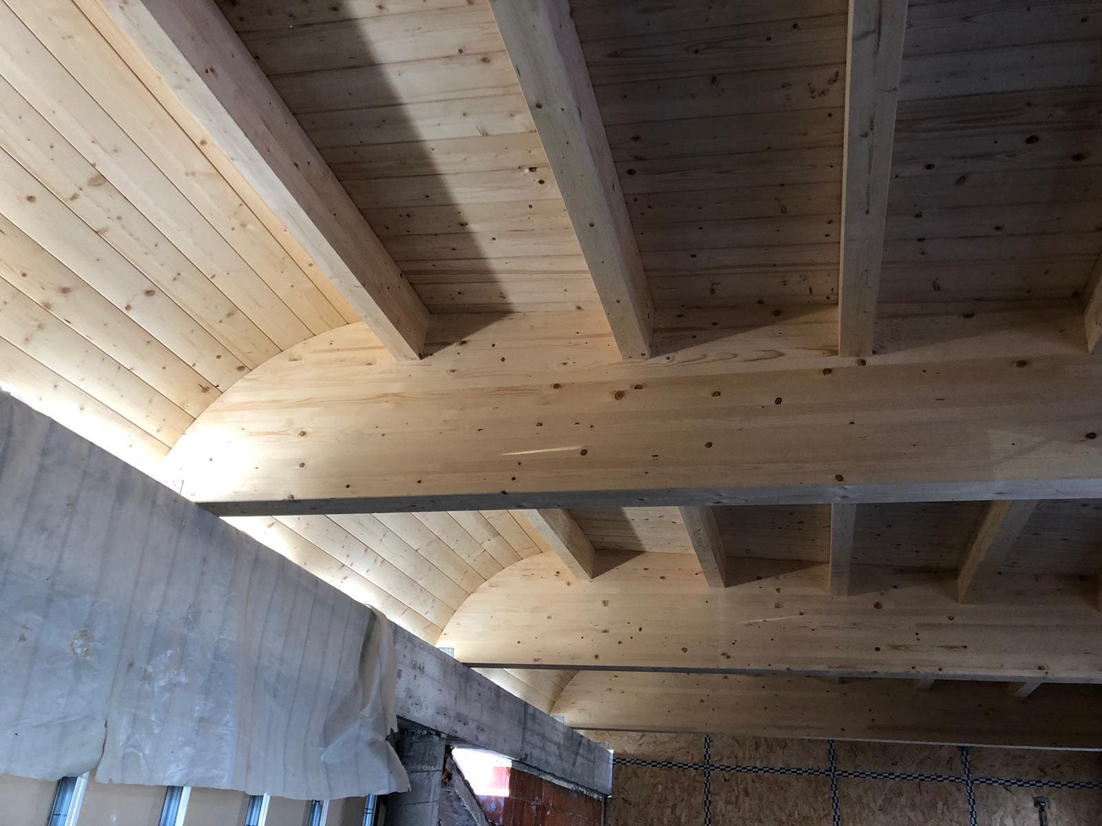 Bioedilizia milano, dettaglio della copertura in legno a vista del sopralzo a Lainate in costruzione