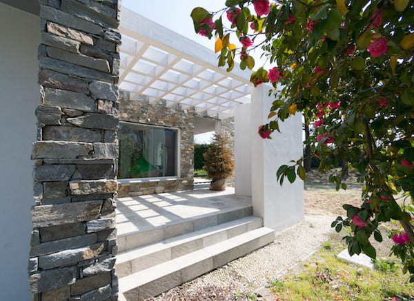 Casa in legno moderna, grande vetrata affacciata sul giardino
