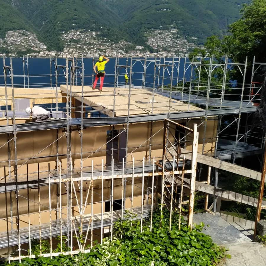 villa in legno moderna sul lago maccagno, posa con elicottero primo piano