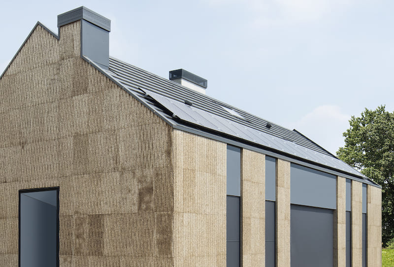 Casa di paglia moderna con finitura esterna in sughero e copertura alluminio