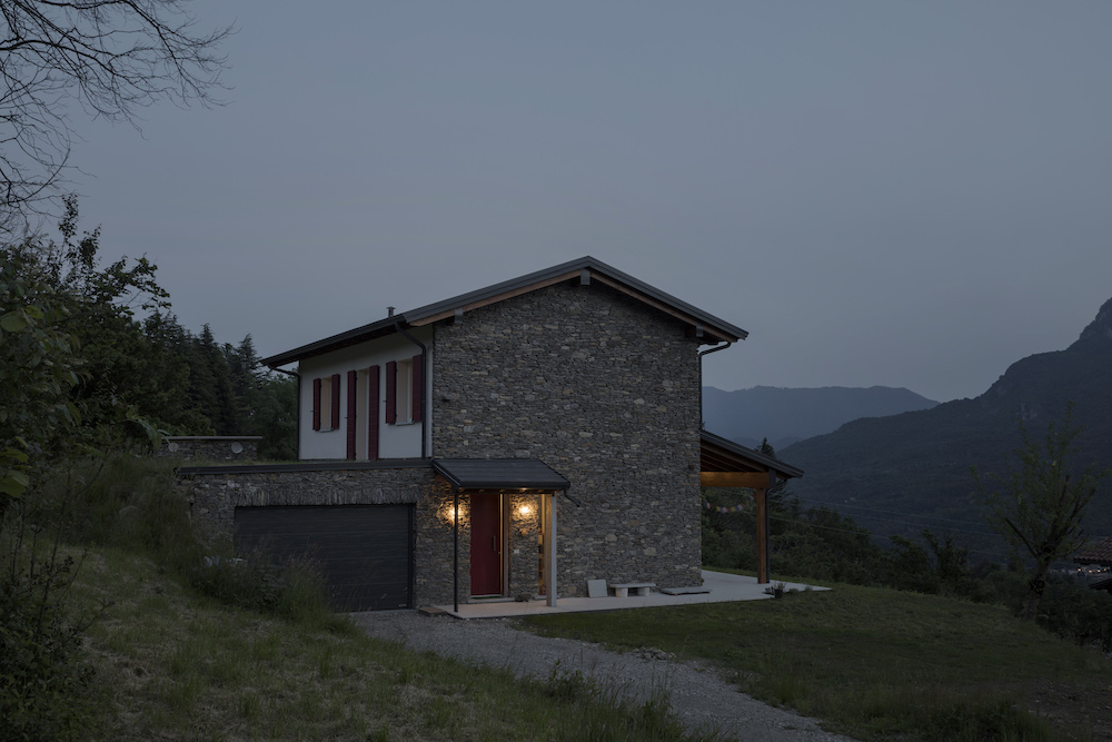 casa di paglia di riso a Varese, Montegrino, vista dal giardino