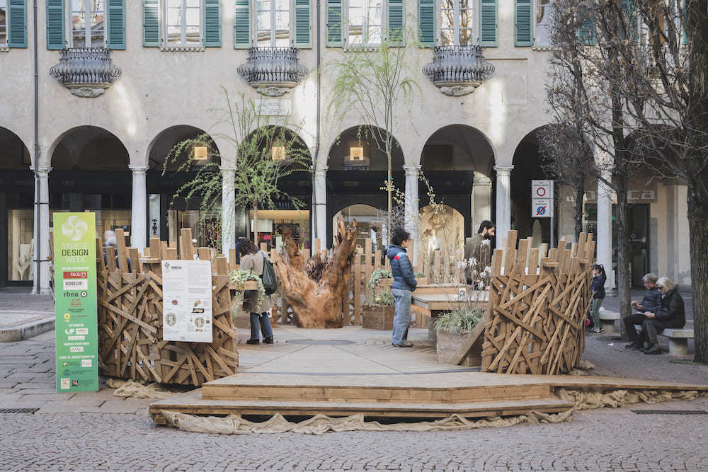 installazione in legno varese design week piazza del podesta
