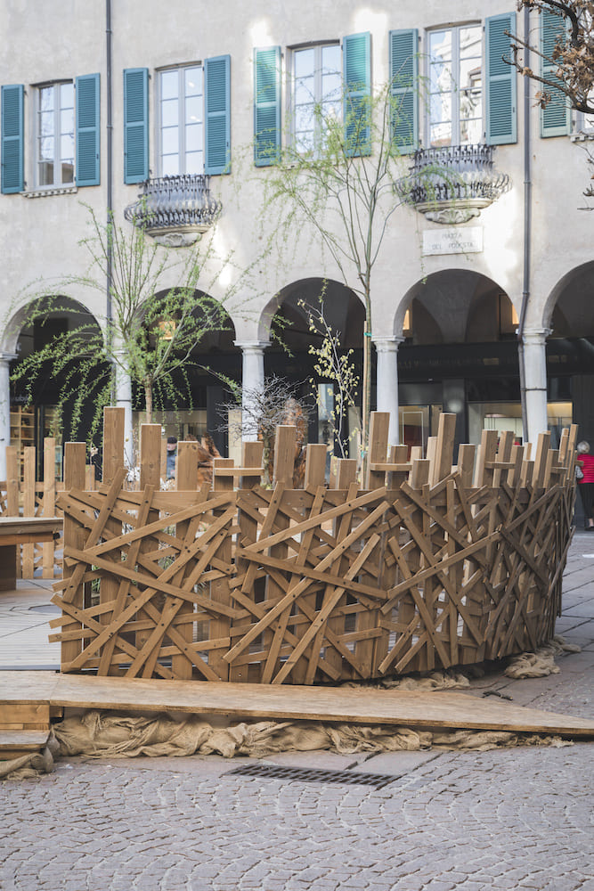 installazione in legno varese design week piazza del podesta2