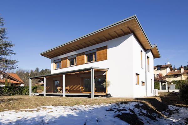 Casa in legno prefabbricata a Varese a due piani, bioedilizia in stile moderno