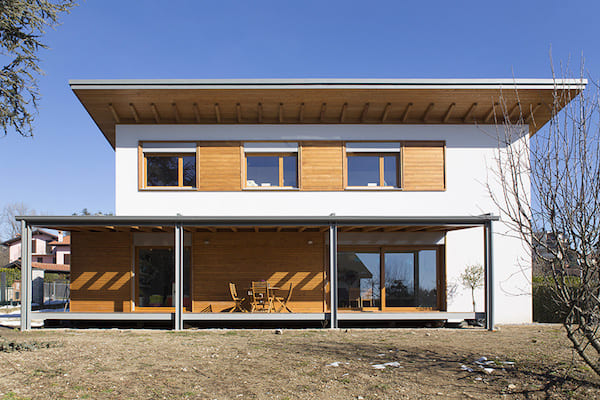 casa prefabbricata in legno a Varese a due piani, bioedilizia in stile moderno