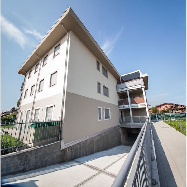 Appartamenti legno carugate, vista laterale dell'edificio