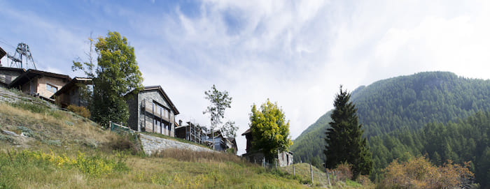 Casa in legno e paglia, edificio passivo senza impianto di riscaldamento tradizionale