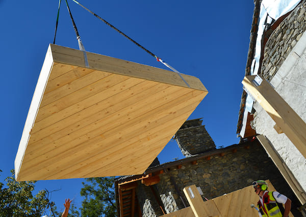 Casa in legno e paglia, movimentazione pareti prefabbricate in legno e paglia
