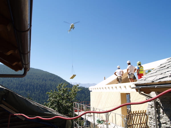 casa in legno e paglia montaggio al grezzo