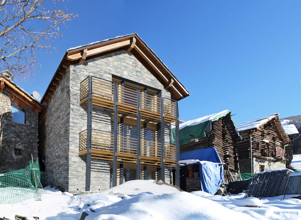 Casa di paglia, edificio passivo con struttura in legno e paglia