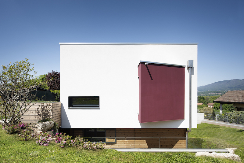vista laterale casa in legno stile moderno azzate