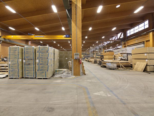 Edificio industriale prefabbricato in legno, sede Novellocase, interni dell'azienda