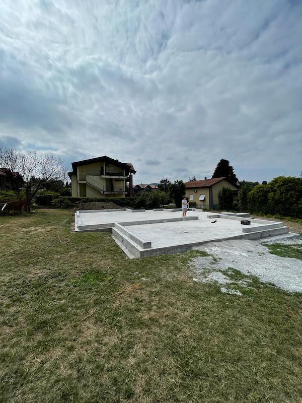 Villa in legno grezzo avanzato travedona monate platea in cemento armato