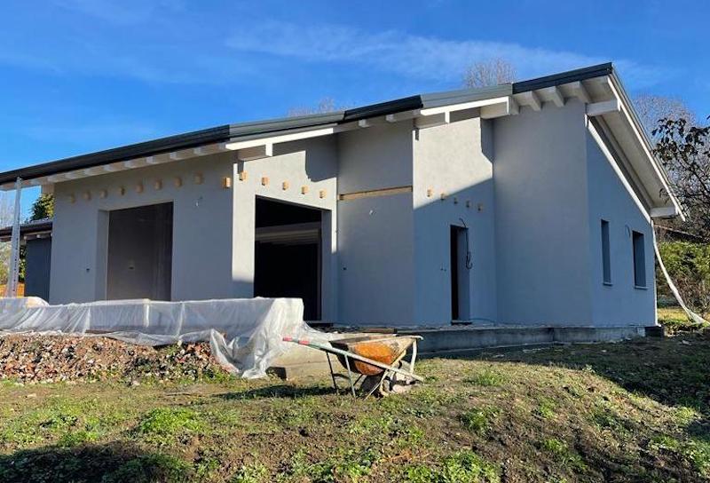 Villa in legno travedona monate grezzo intonacato