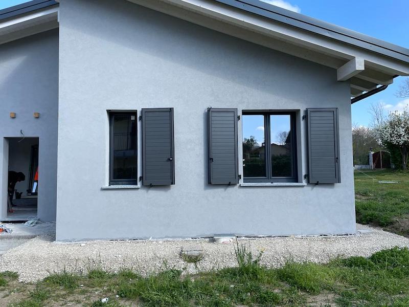 Villa in legno grezzo avanzato travedona monate con serramenti