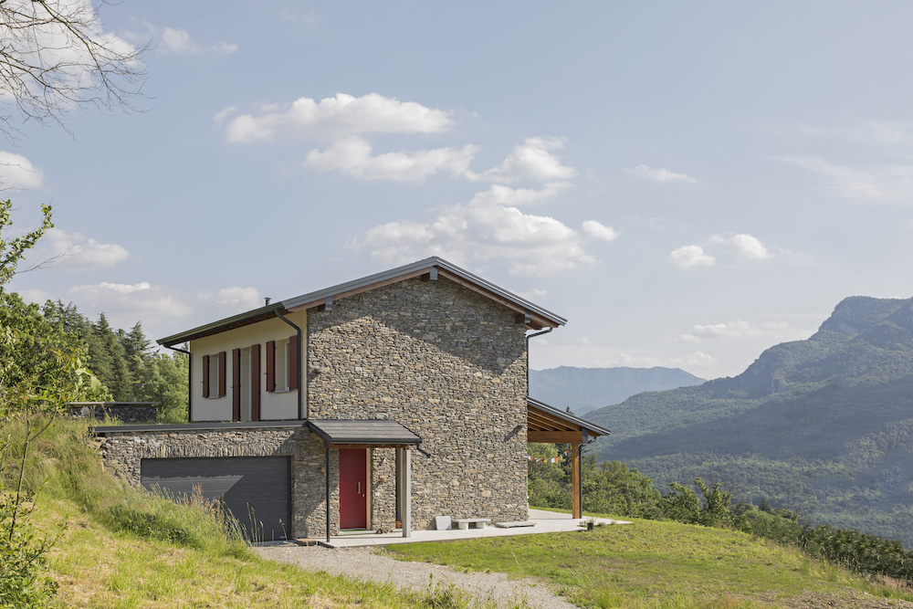 casa di paglia di riso a Varese, Montegrino, vista dal giardino