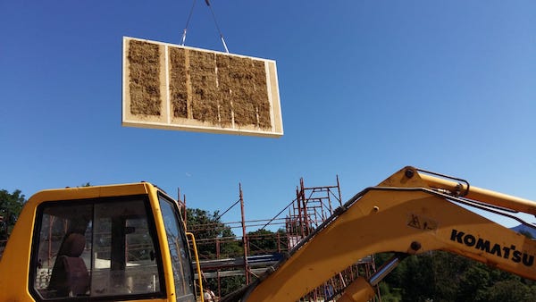Casa di riso a varese, pareti di paglia di riso trasportate in cantiere