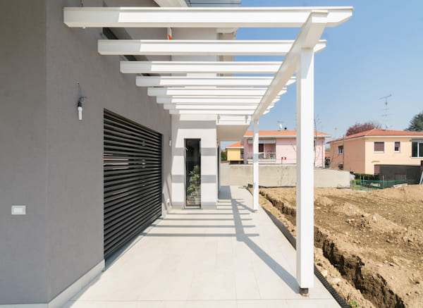 casa in legno a due piani cantiere portico