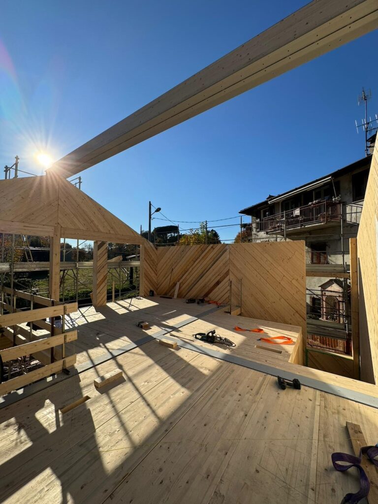 casa in legno lolla di riso lecco montaggio piano primo