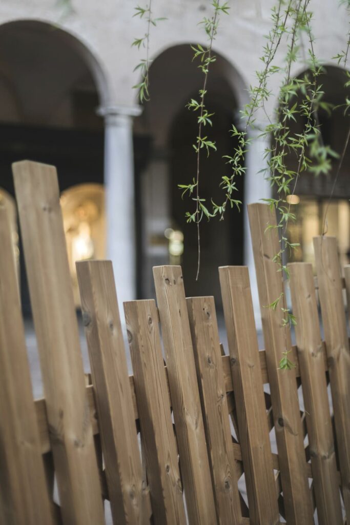 installazione in legno varese design week piazza del podesta
