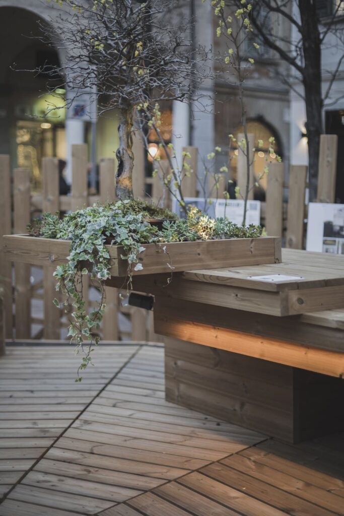 installazione in legno varese design week piazza del podesta magnolia piante spertini