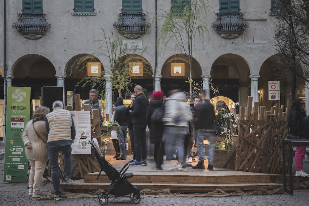 installazione in legno varese design week piazza del podesta