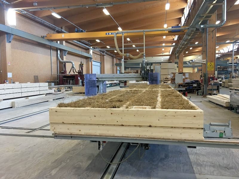 pareti prefabbricate in paglia in costruzione