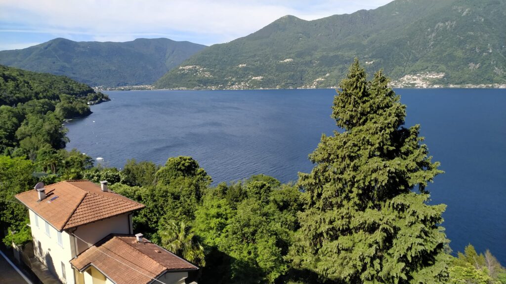 villa in legno moderna sul lago maccagno, la vista panoramica