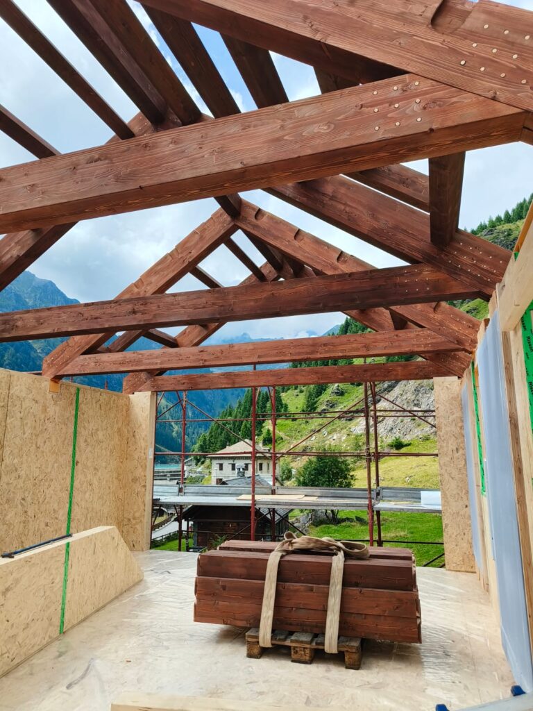 villa bioedilizia verbano cusio ossola, montaggio copertura in legno